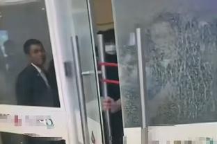 西媒：边裁在巴萨更衣室外“探听”，被示意离开后还向主裁报告